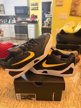 KOBE IX LOW EM SZ 5.5 youth/ 7 women new in box sold out in stores!!